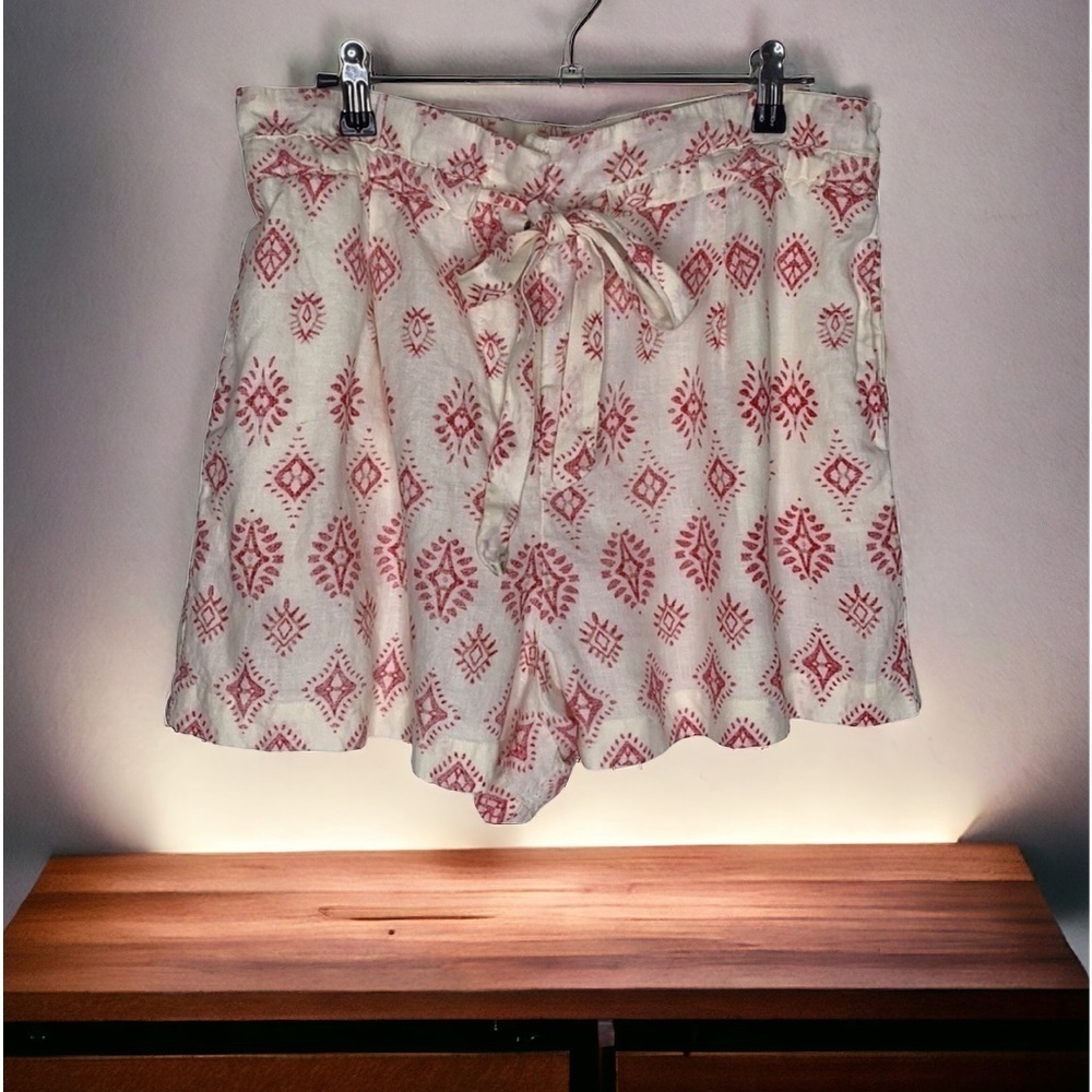 T11 Artisan Ny 100% Linen white shorts with red tribal print Aztec size Medium